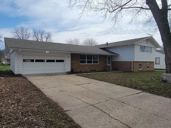 303 Lexington Avenue N, New Prague, MN 56071