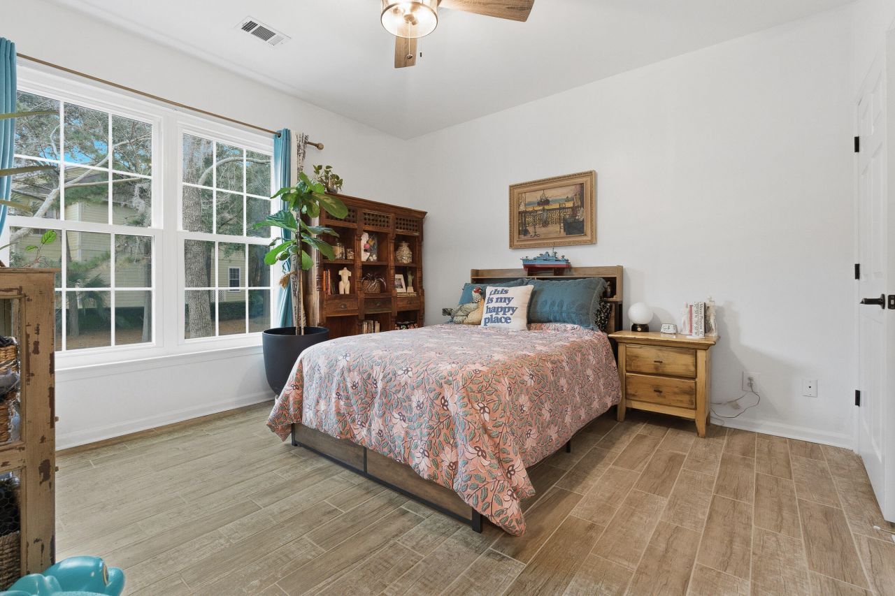 1600 Long Grove Drive Photo 11