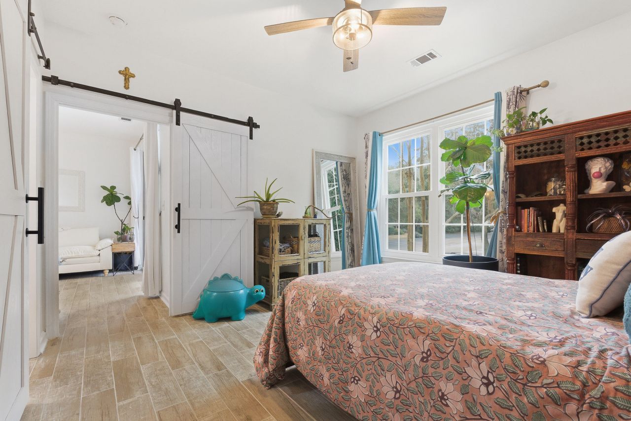 1600 Long Grove Drive Photo 12