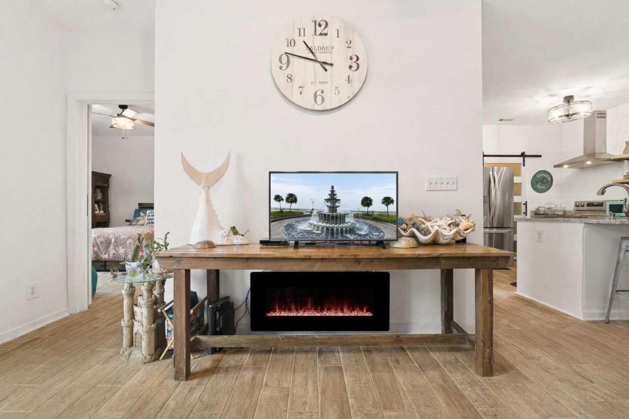 1600 Long Grove Drive Photo 18