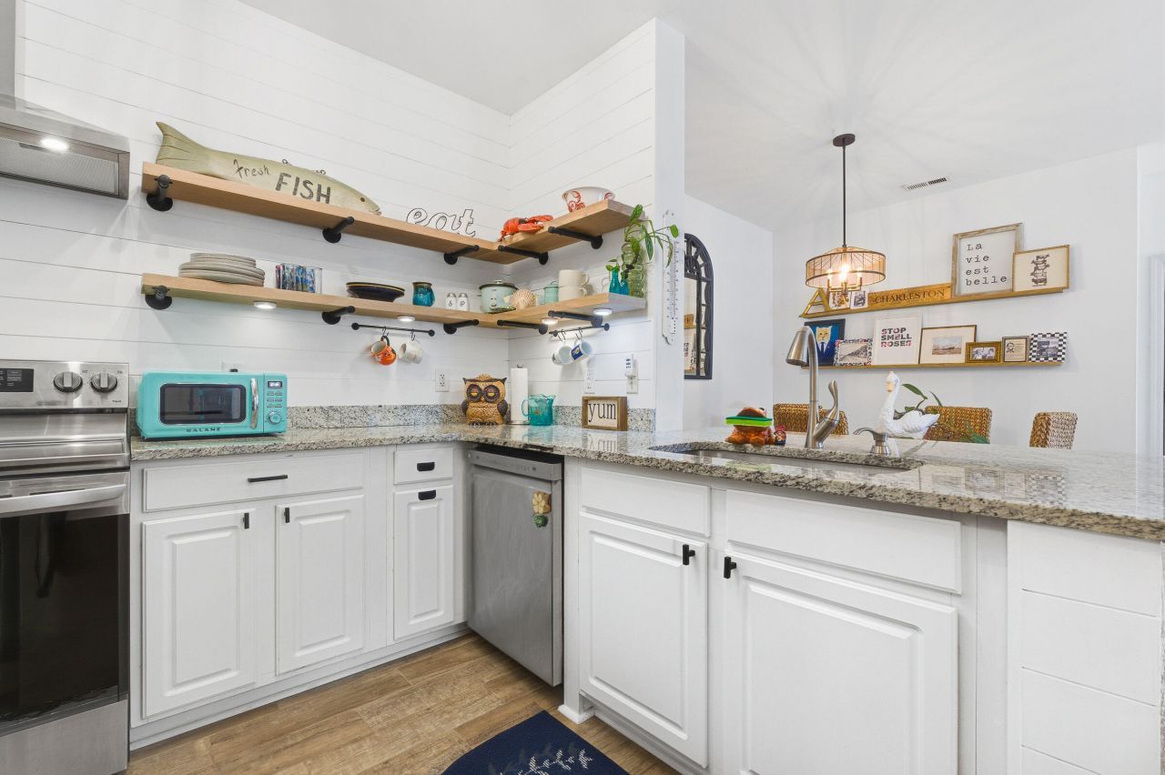 1600 Long Grove Drive Photo 6