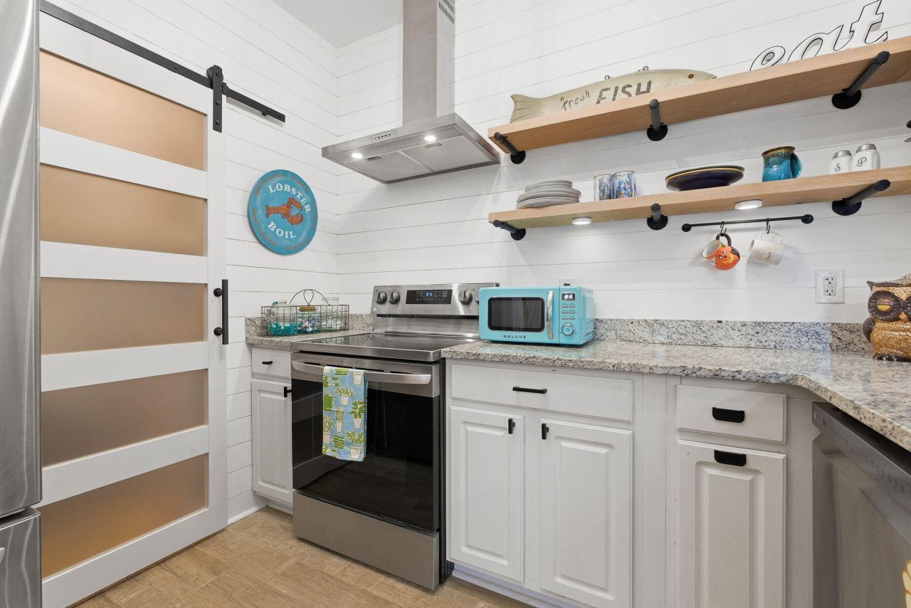 1600 Long Grove Drive Photo 7