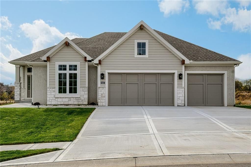 9188 N Chestnut Avenue, Kansas City, MO 64156 Main Photo