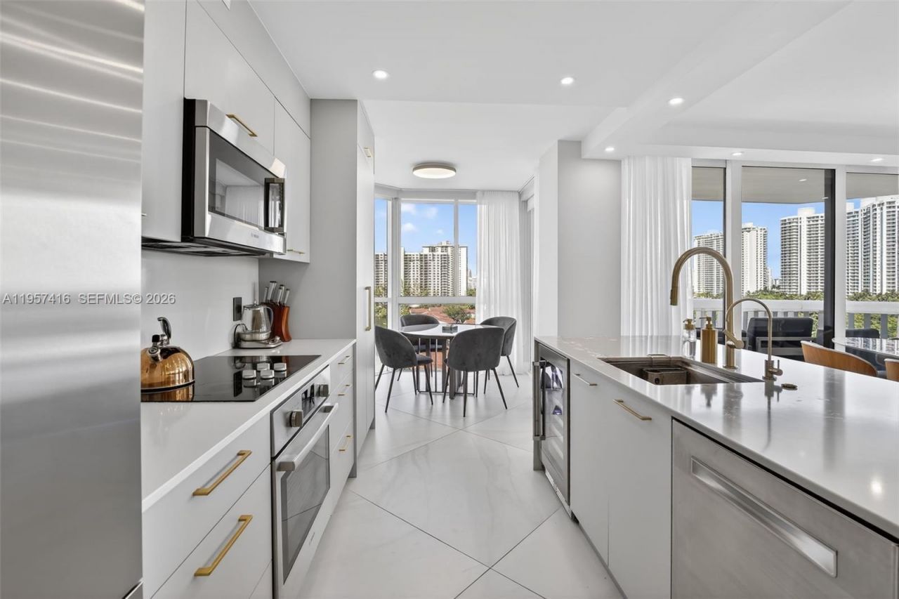 1000 W Island Blvd, Unit 1009, Aventura, FL 33160 Photo