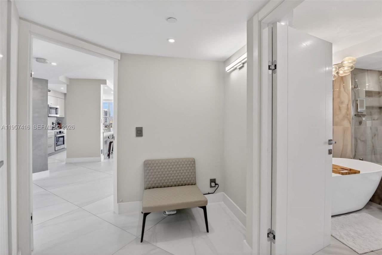 1000 W Island Blvd, Unit 1009, Aventura, FL 33160 Photo