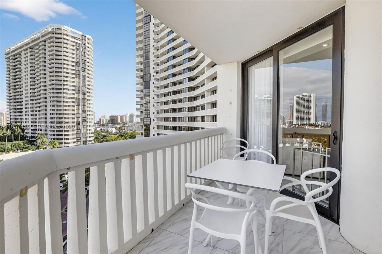 1000 W Island Blvd, Unit 1009, Aventura, FL 33160 Photo