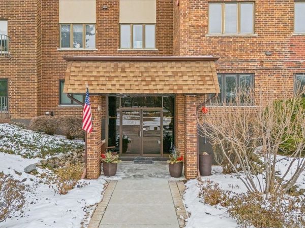 453 Raintree Drive, Unit 1H, Glen Ellyn, IL 60137