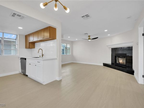 5841 Medallion Drive, Unit 102, Las Vegas, NV 89122