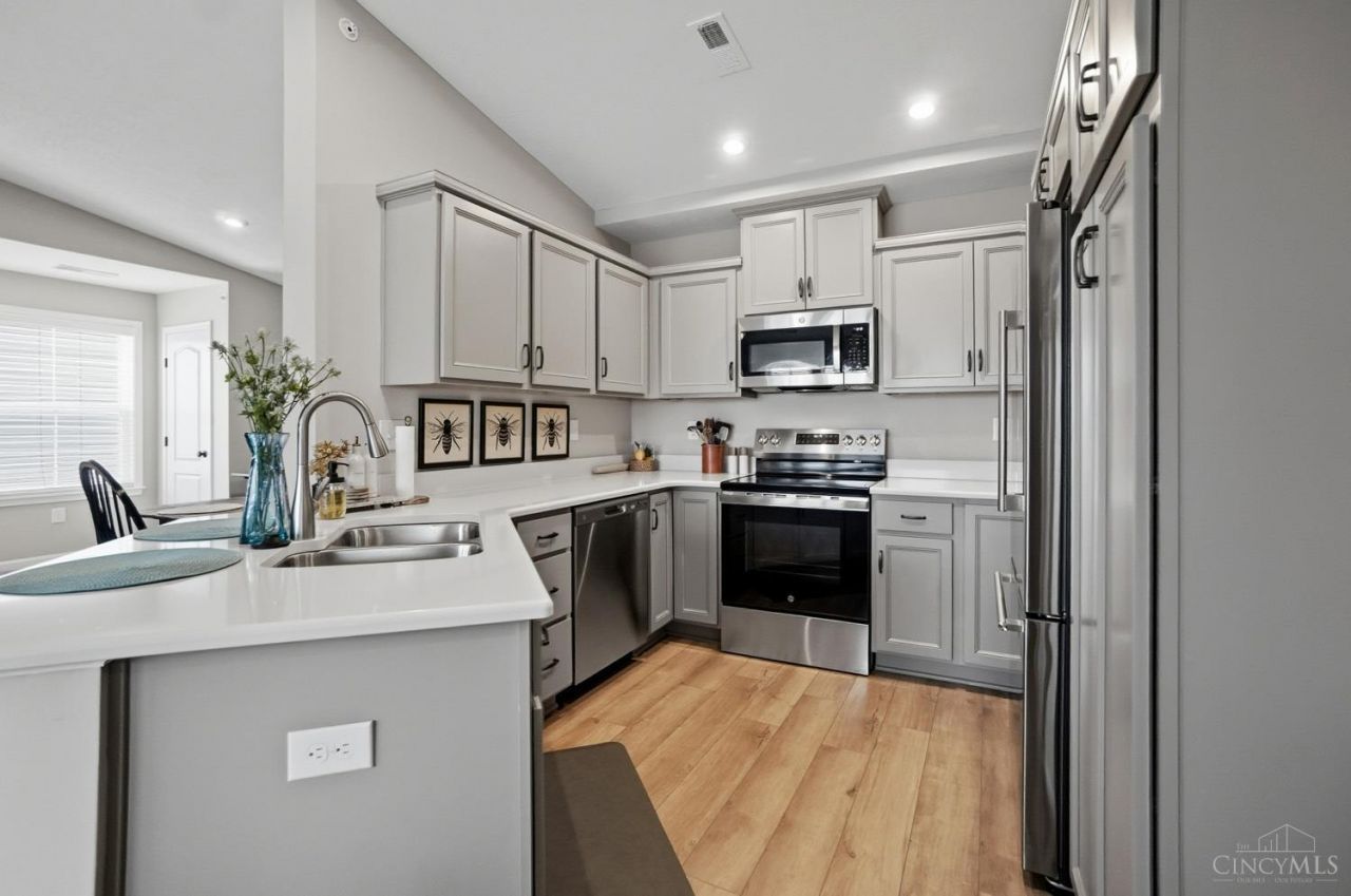 5882 Parkview Lane, Unit 300, Miami Twp, OH 45150 Main Photo