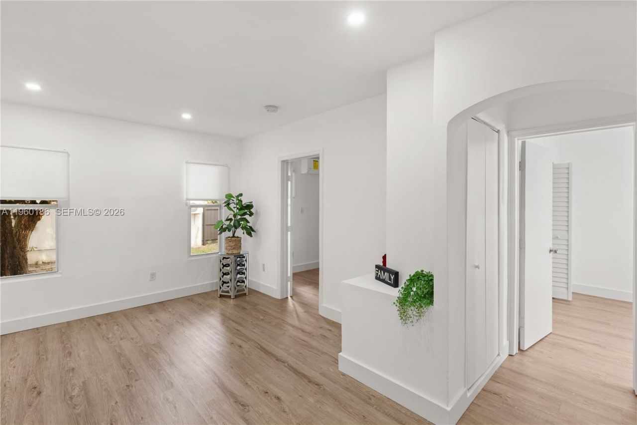 2508 SW 10th St , Unit 2508, Miami, FL 33135 Photo