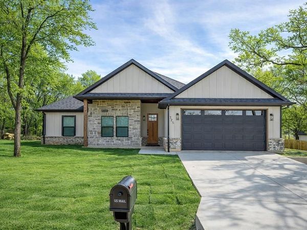 725 Haynie Drive, Runaway Bay, TX 76426