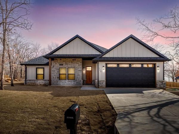 725 Haynie Drive, Runaway Bay, TX 76426