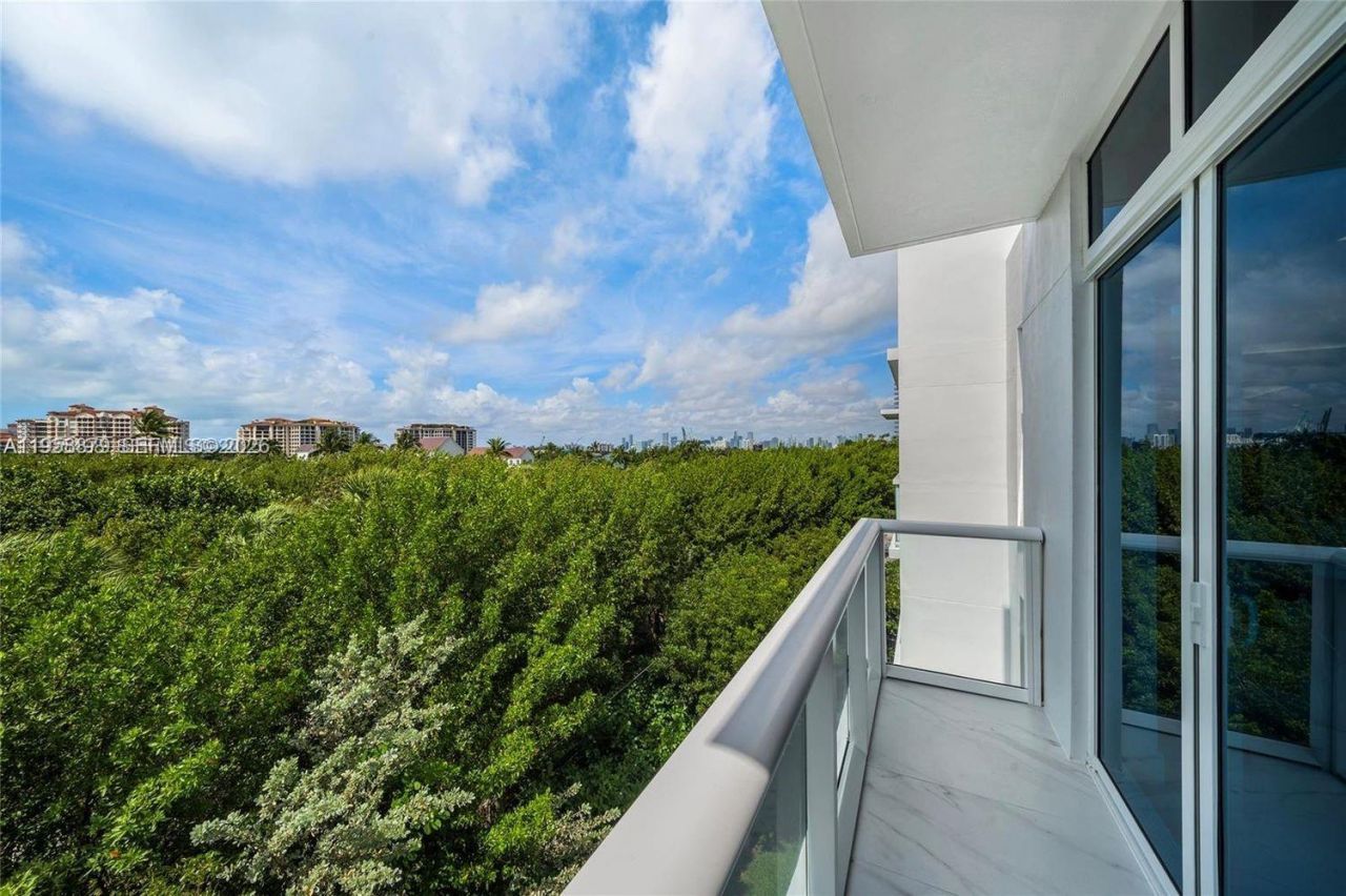 100 S Pointe Dr, Unit TH-13, Miami Beach, FL 33139 Photo