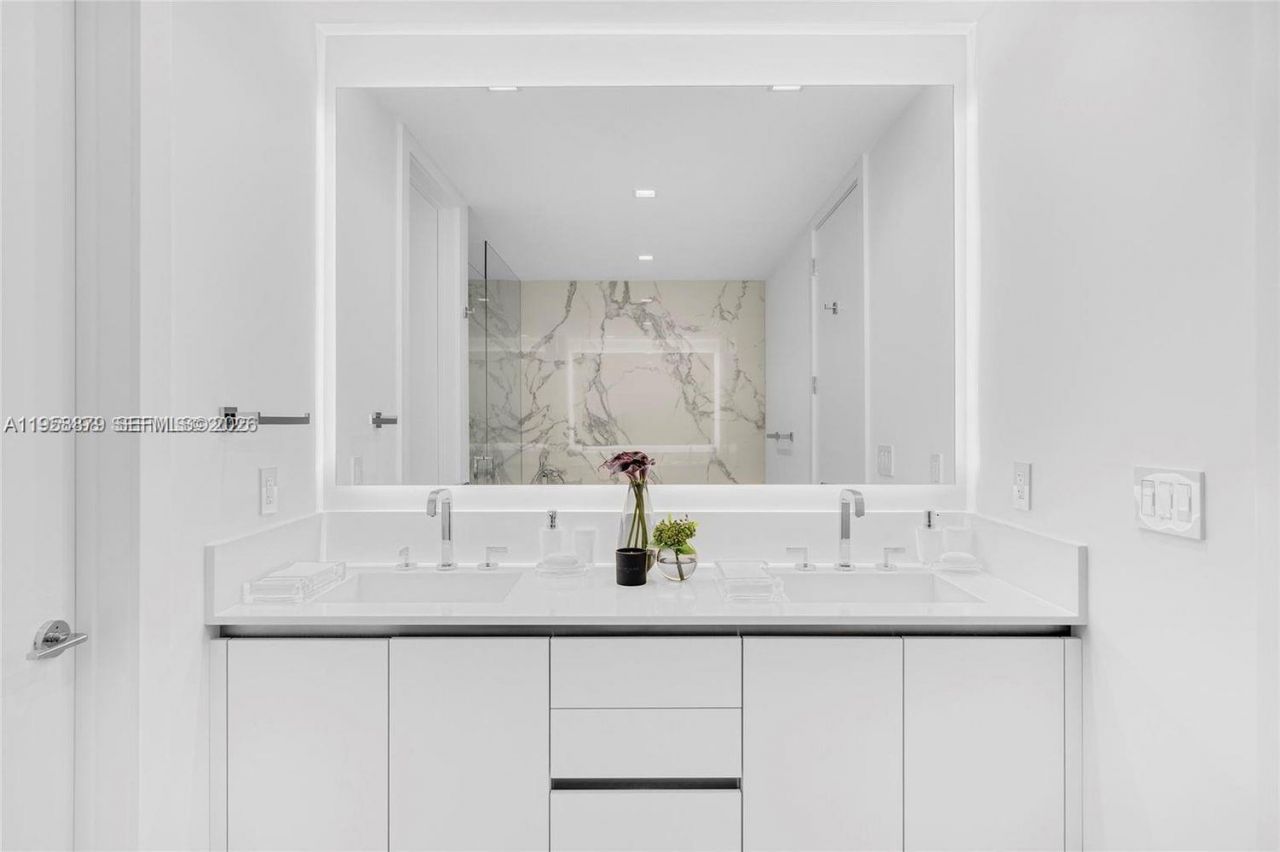 100 S Pointe Dr, Unit TH-13, Miami Beach, FL 33139 Photo