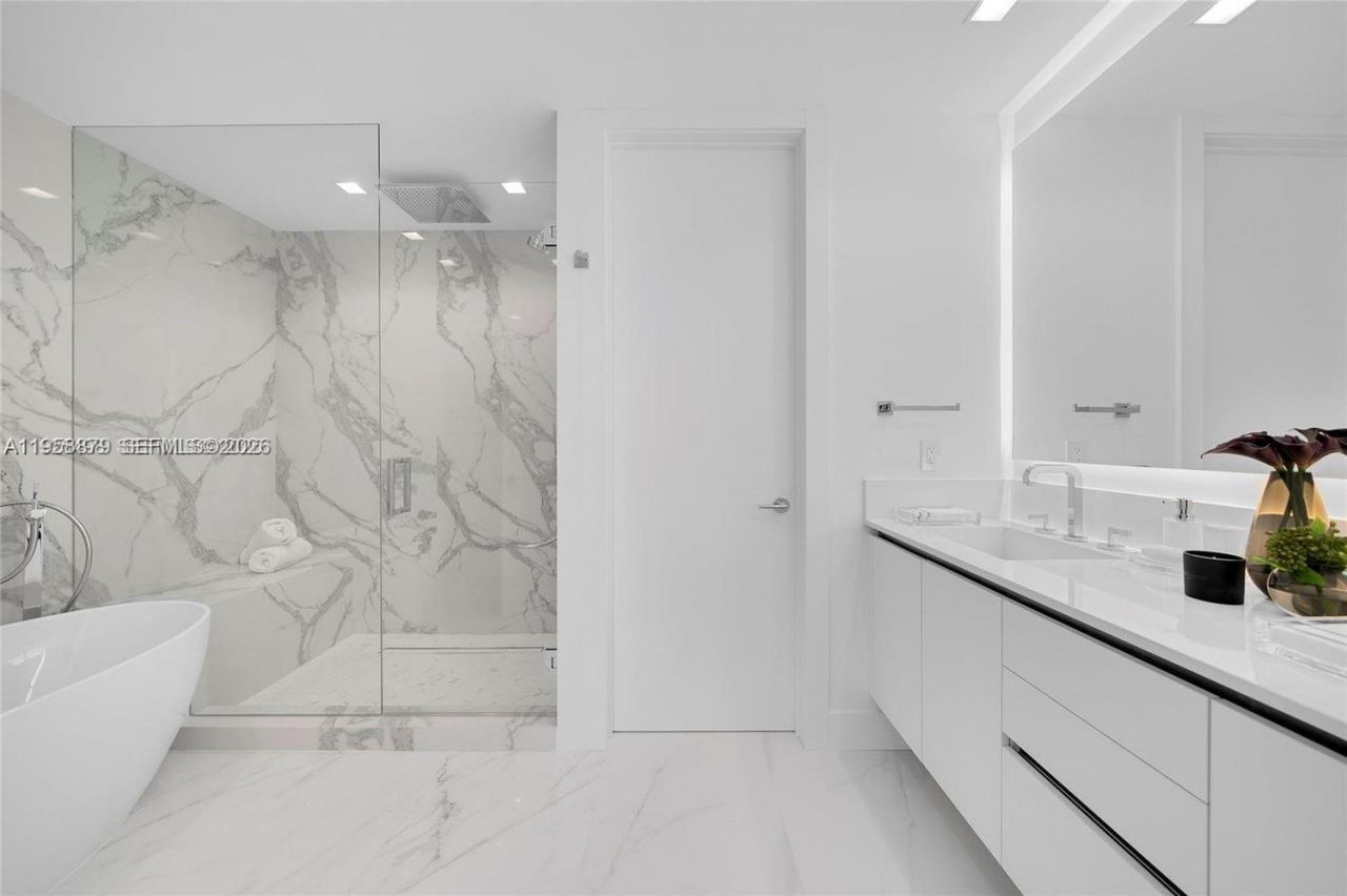 100 S Pointe Dr, Unit TH-13, Miami Beach, FL 33139 Photo