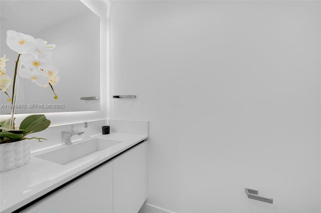 100 S Pointe Dr, Unit TH-13, Miami Beach, FL 33139 Photo