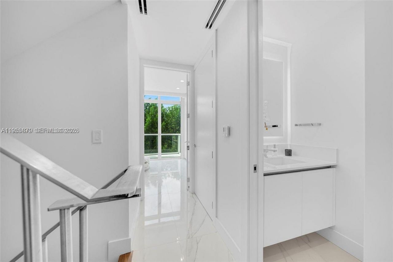100 S Pointe Dr, Unit TH-13, Miami Beach, FL 33139 Photo