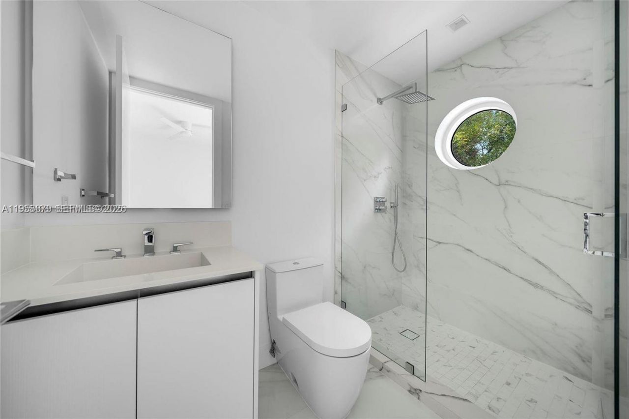 100 S Pointe Dr, Unit TH-13, Miami Beach, FL 33139 Photo