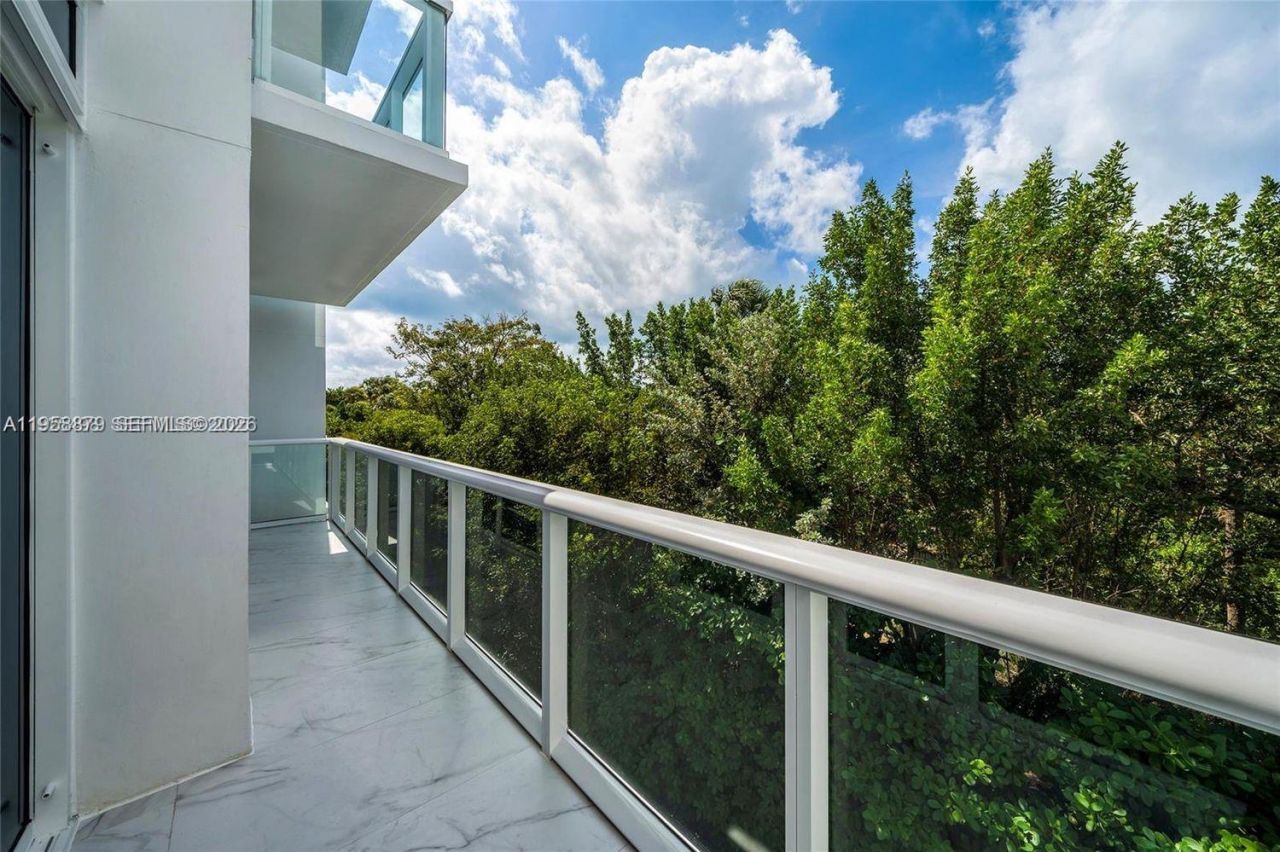 100 S Pointe Dr, Unit TH-13, Miami Beach, FL 33139 Photo
