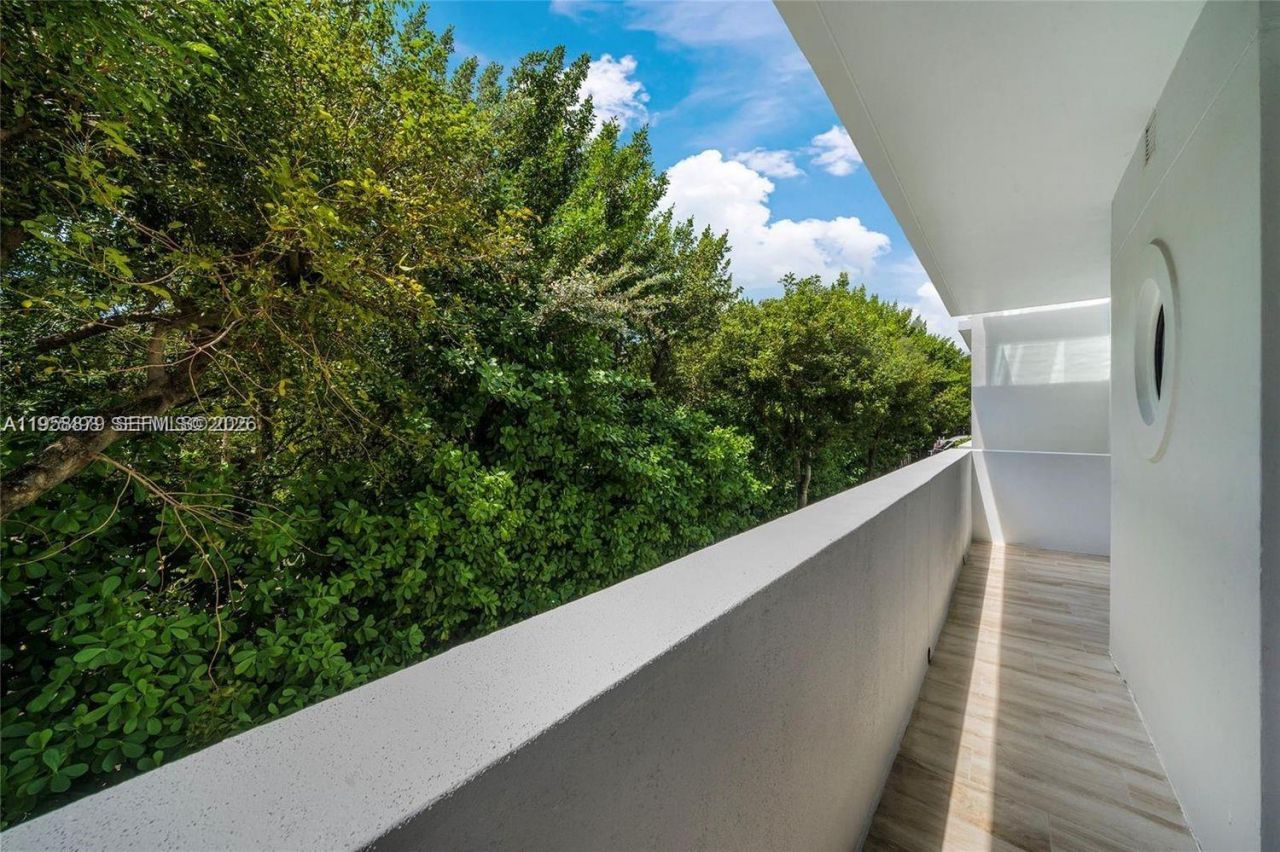 100 S Pointe Dr, Unit TH-13, Miami Beach, FL 33139 Photo