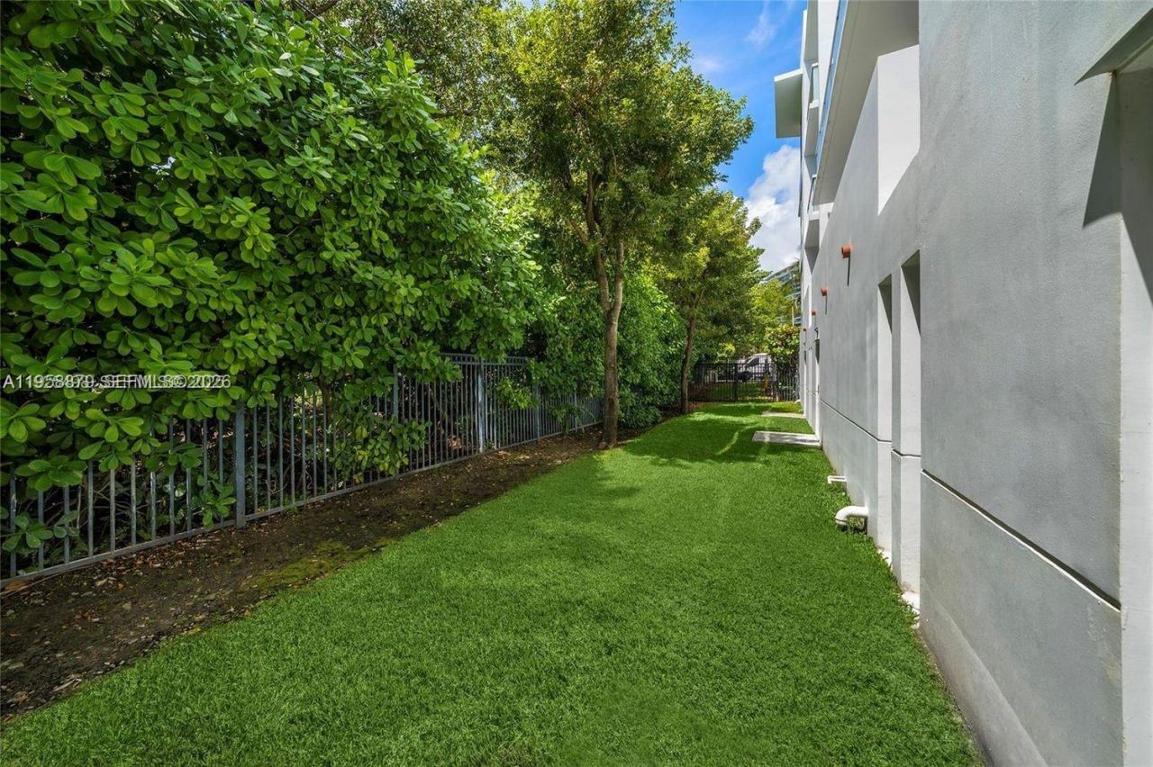 100 S Pointe Dr, Unit TH-13, Miami Beach, FL 33139 Photo