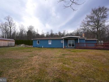 8600 DELONG DRIVE, SLATINGTON, PA 18080