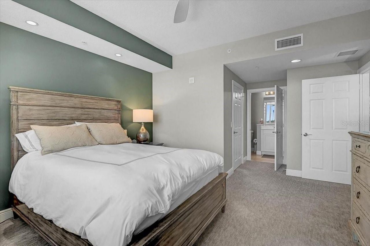 800 N Tamiami Trail, Unit 910, Sarasota, FL 34236 Photo