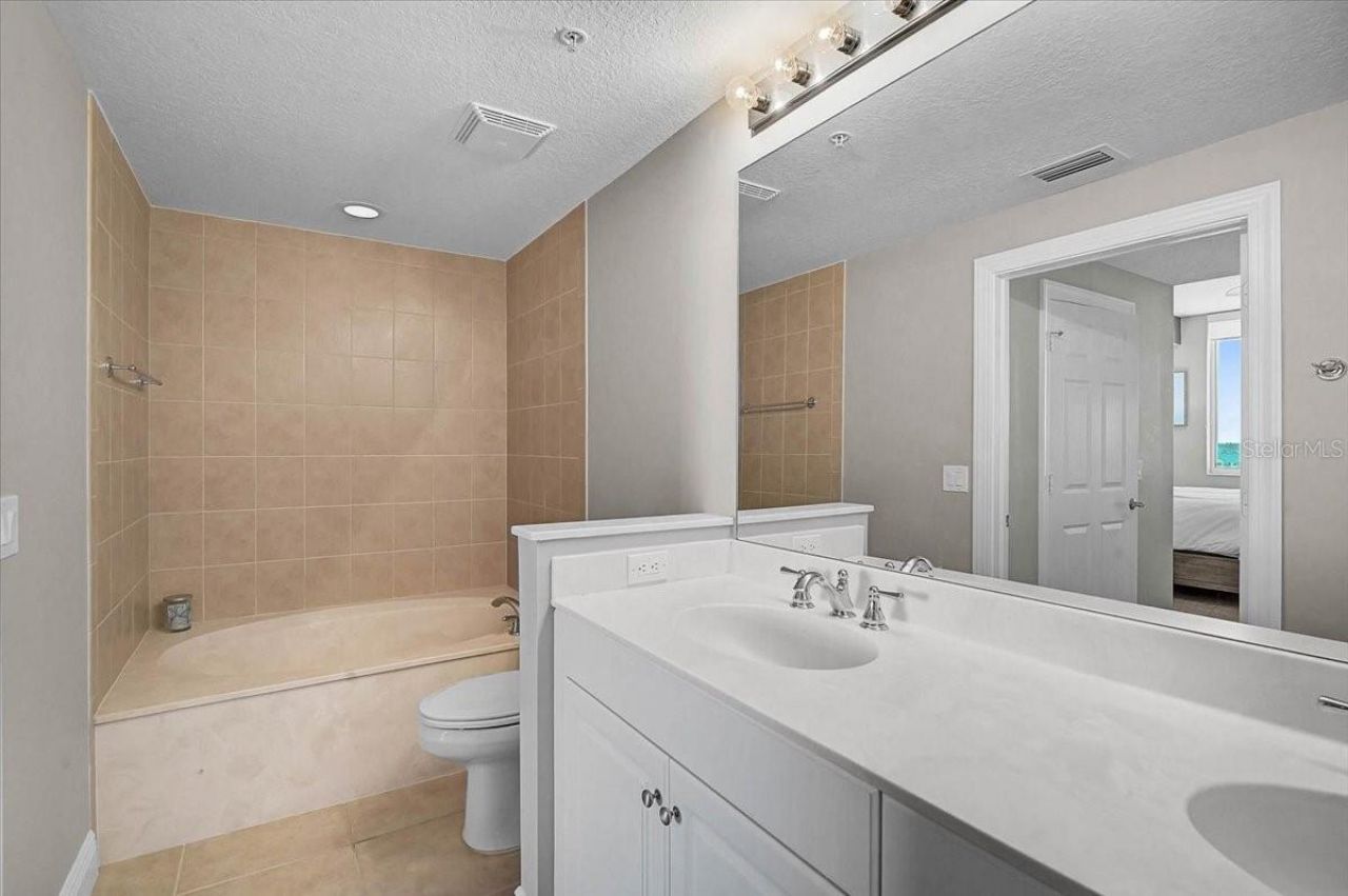 800 N Tamiami Trail, Unit 910, Sarasota, FL 34236 Photo