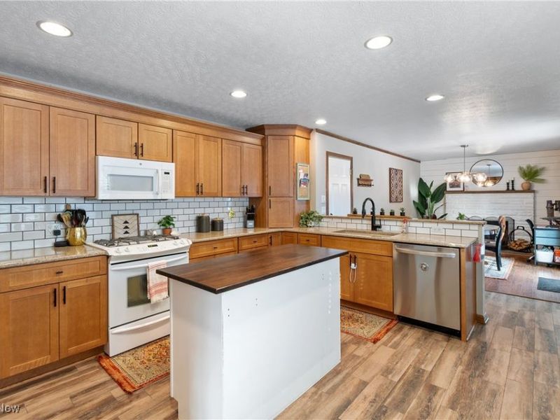 2248 Hi Vue Drive, Green, OH 44312 Photo 5