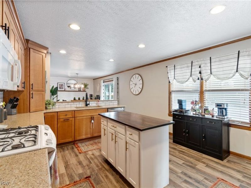 2248 Hi Vue Drive, Green, OH 44312 Photo 6