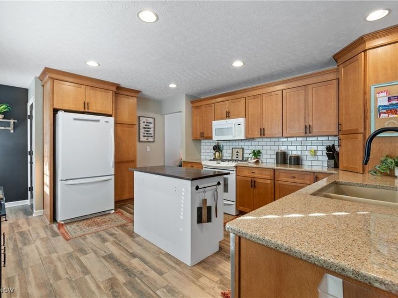 2248 Hi Vue Drive, Green, OH 44312 Photo 7