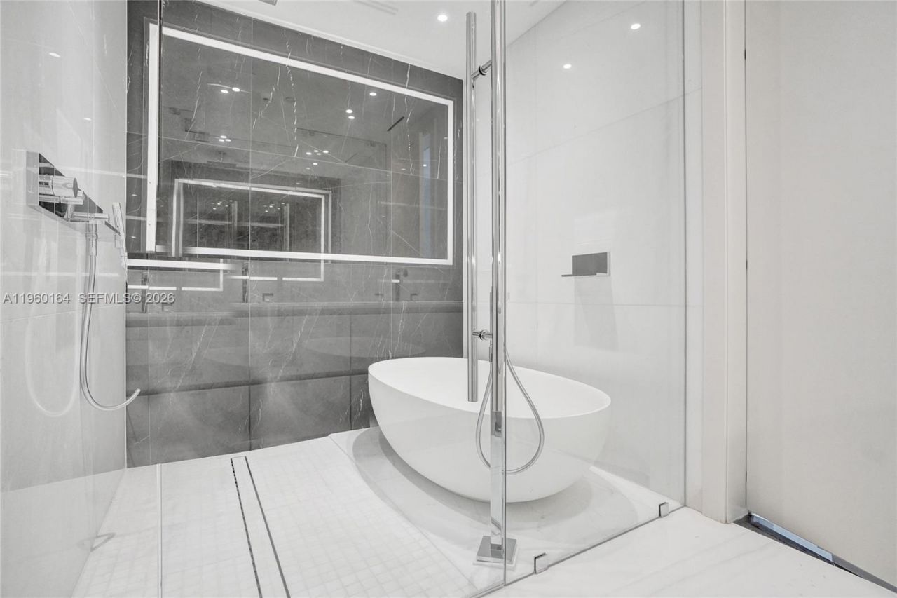 300 Biscayne Boulevard Way, Unit 2105W, Miami, FL 33131 Photo