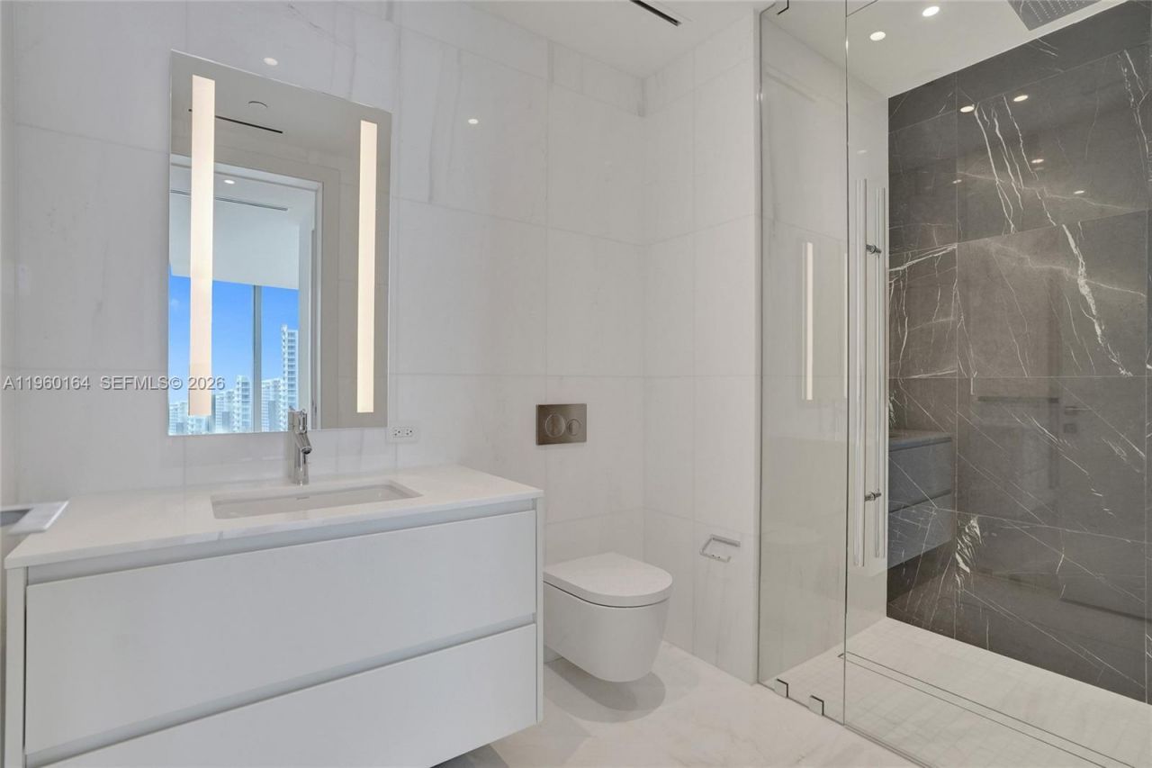 300 Biscayne Boulevard Way, Unit 2105W, Miami, FL 33131 Photo