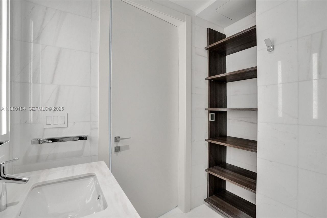 300 Biscayne Boulevard Way, Unit 2105W, Miami, FL 33131 Photo