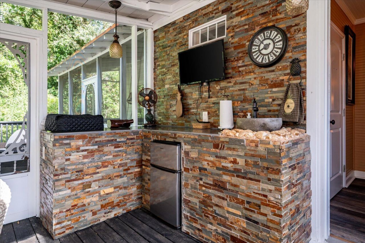 1303 Wichman Street Photo 33