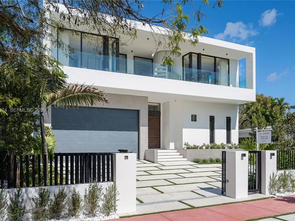 1045 W 47th Ct, Miami Beach, FL 33140