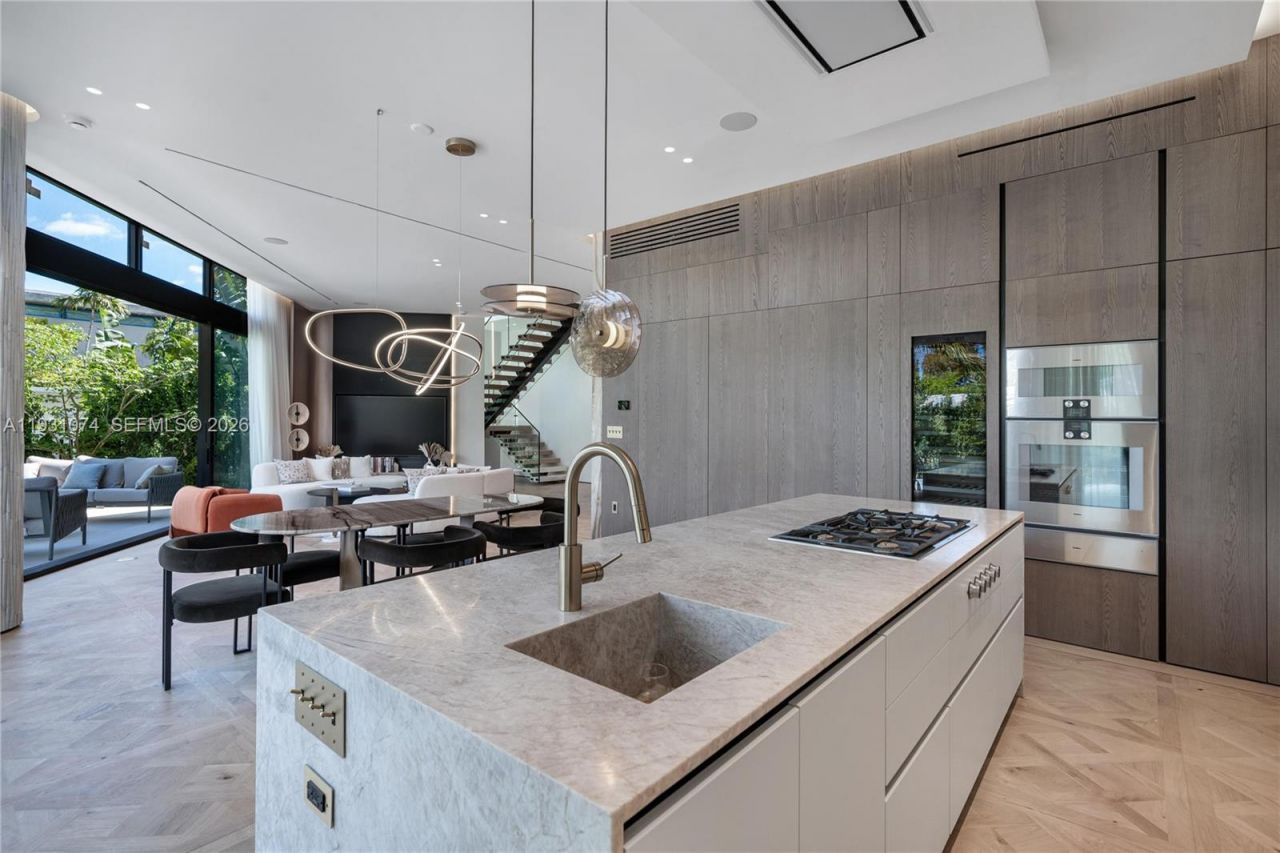 1045 W 47th Ct, Miami Beach, FL 33140 Photo