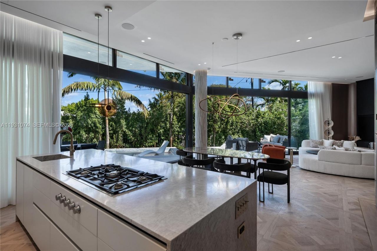 1045 W 47th Ct, Miami Beach, FL 33140 Photo