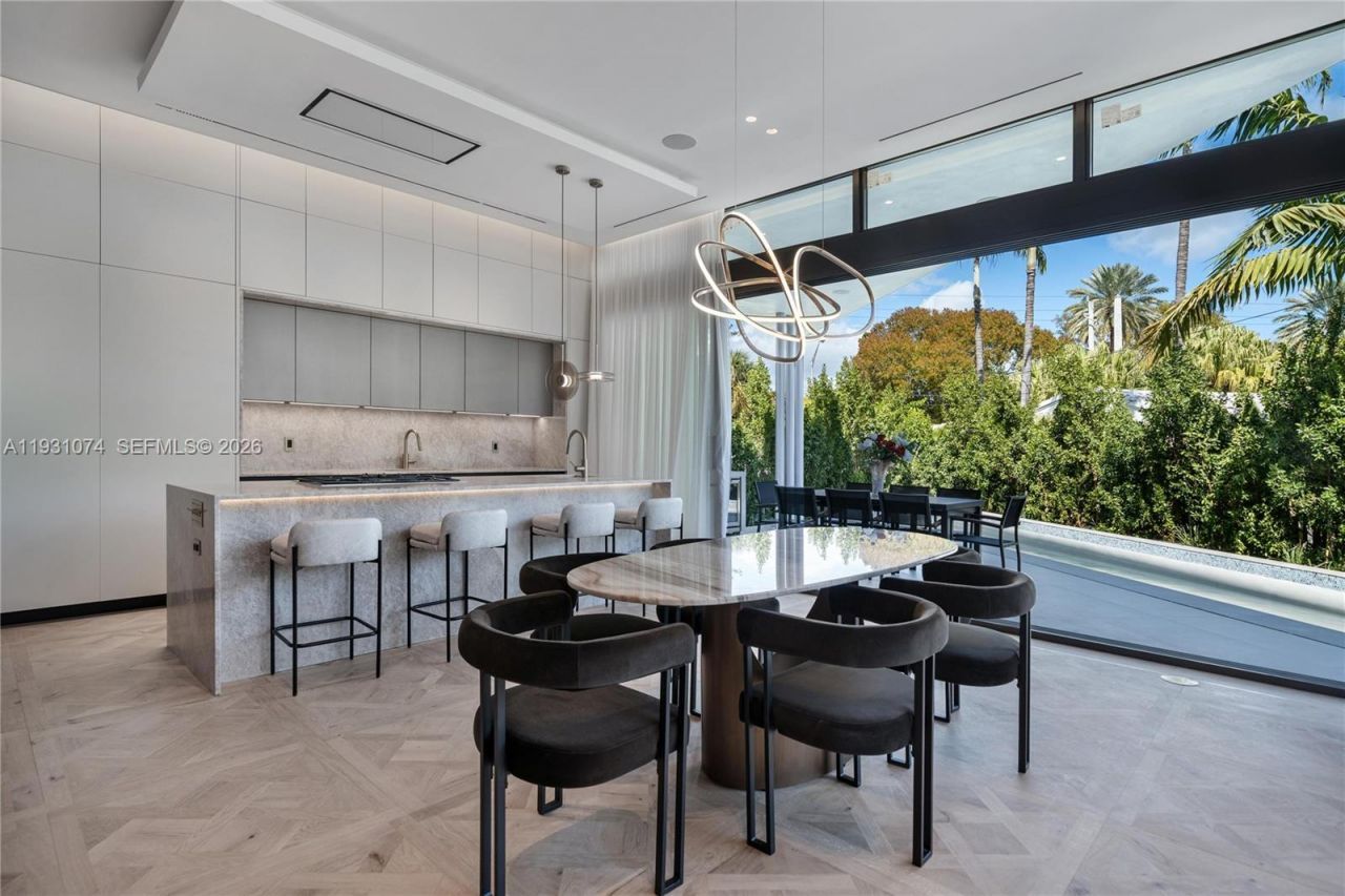 1045 W 47th Ct, Miami Beach, FL 33140 Photo