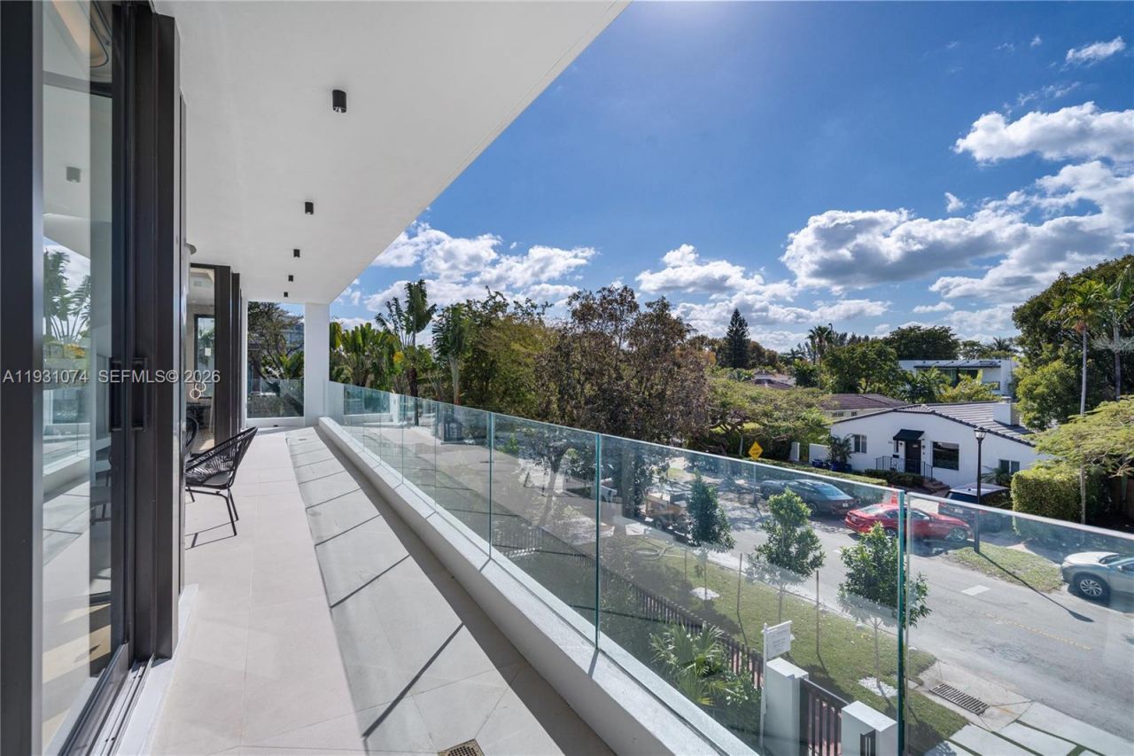 1045 W 47th Ct, Miami Beach, FL 33140 Photo