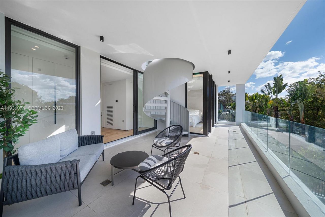 1045 W 47th Ct, Miami Beach, FL 33140 Photo