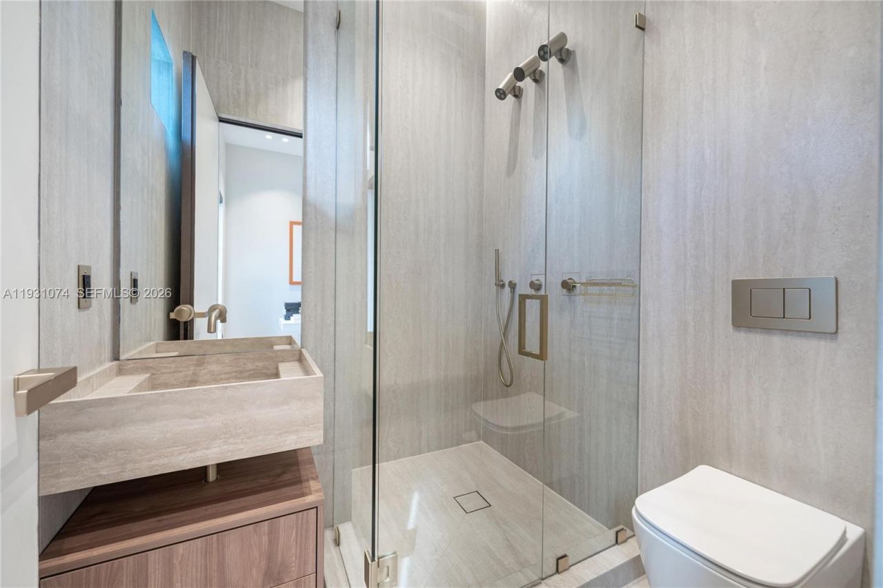 1045 W 47th Ct, Miami Beach, FL 33140 Photo