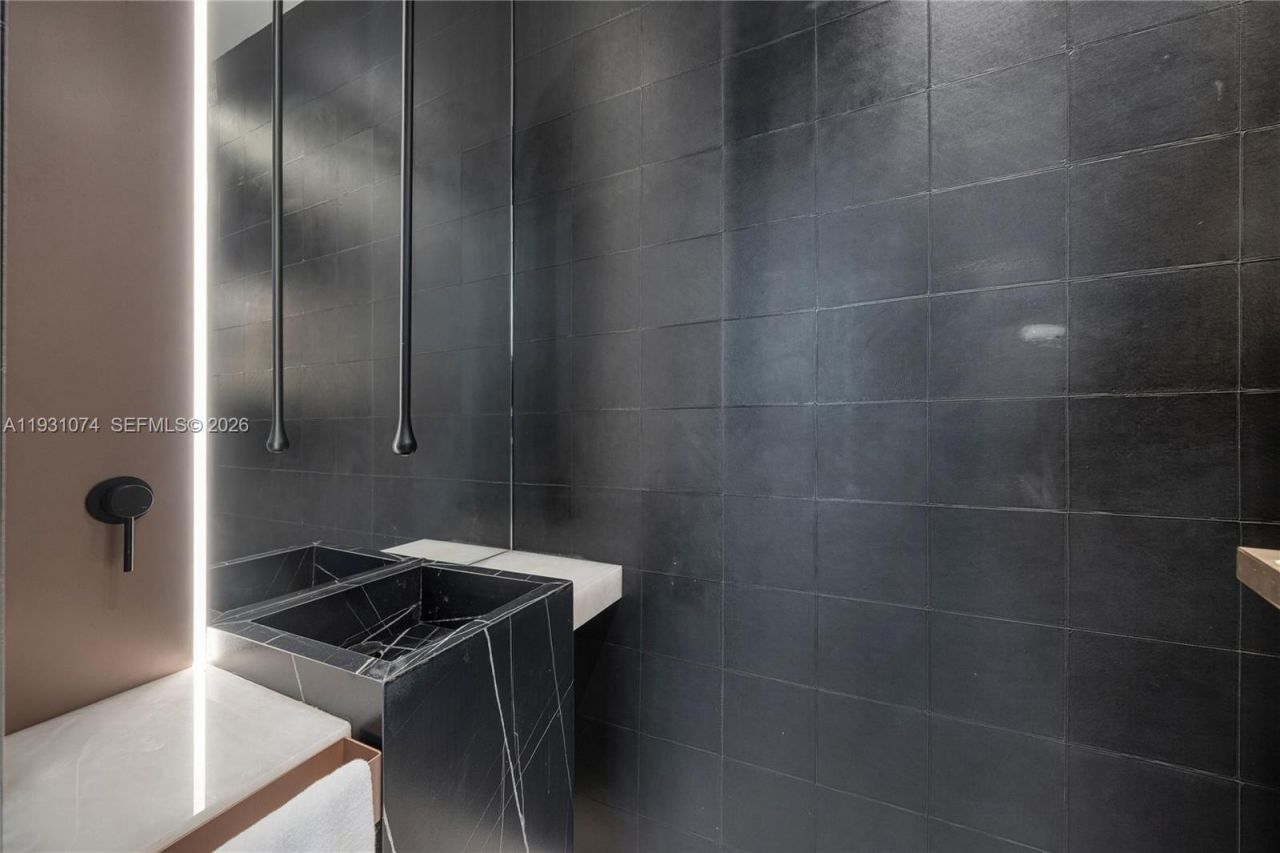 1045 W 47th Ct, Miami Beach, FL 33140 Photo