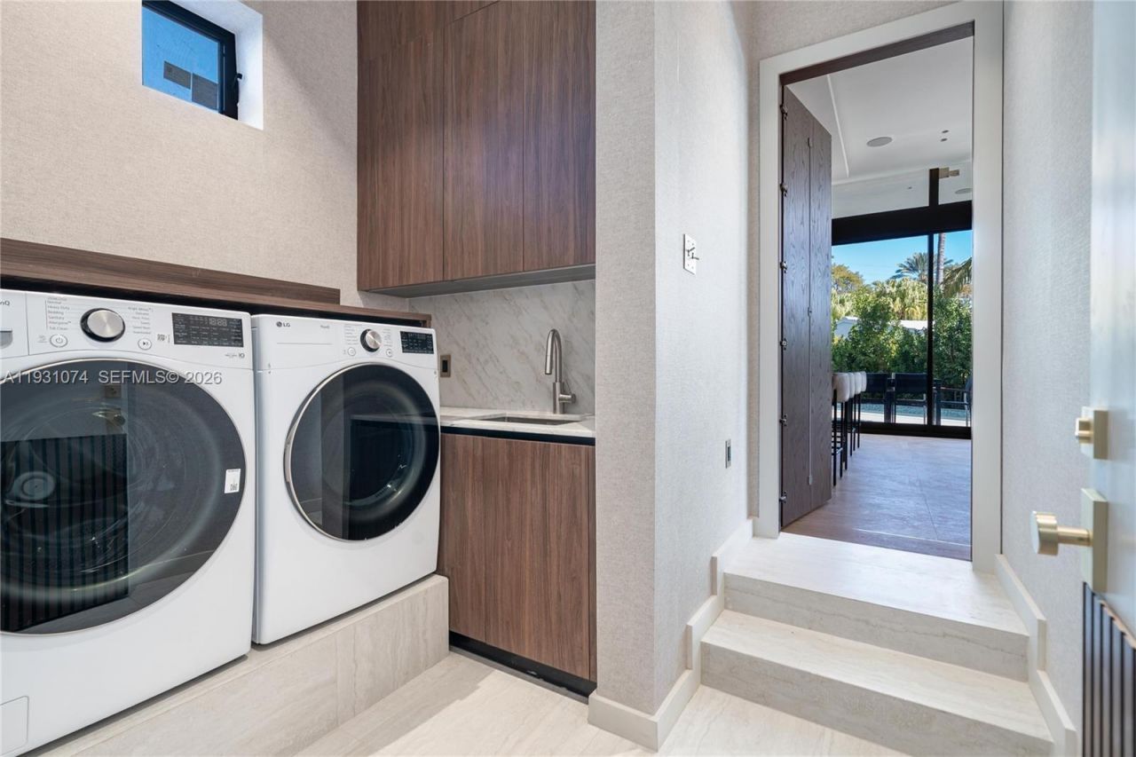 1045 W 47th Ct, Miami Beach, FL 33140 Photo