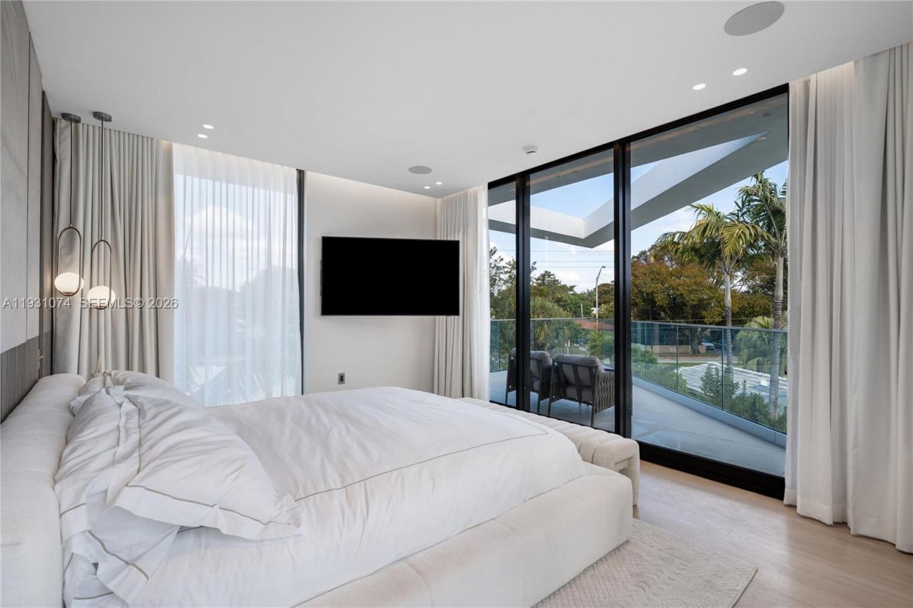 1045 W 47th Ct, Miami Beach, FL 33140 Photo