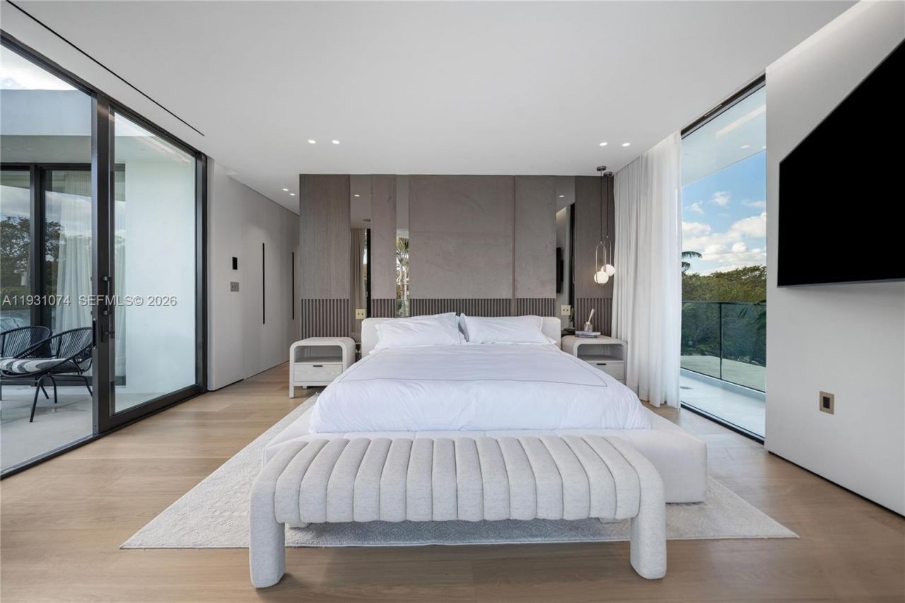 1045 W 47th Ct, Miami Beach, FL 33140 Photo