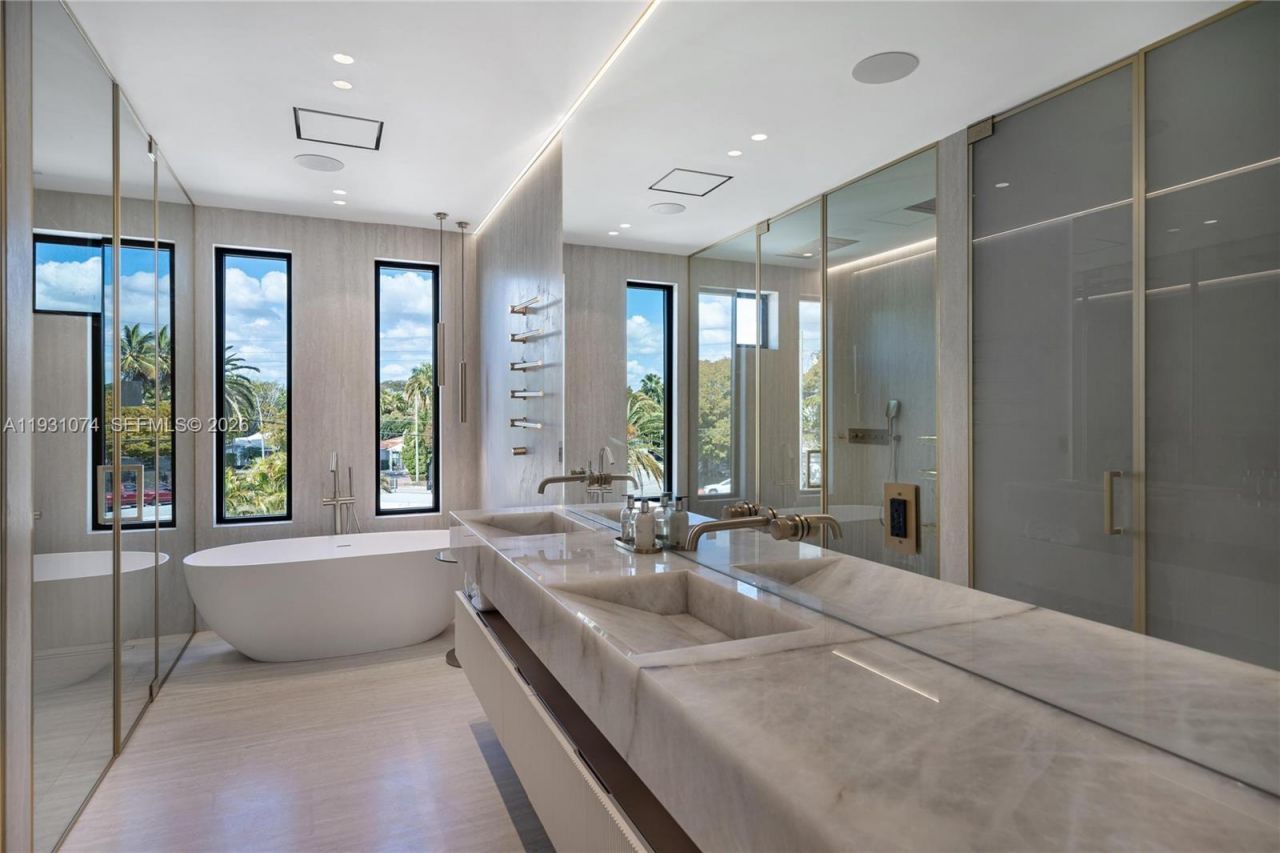 1045 W 47th Ct, Miami Beach, FL 33140 Photo