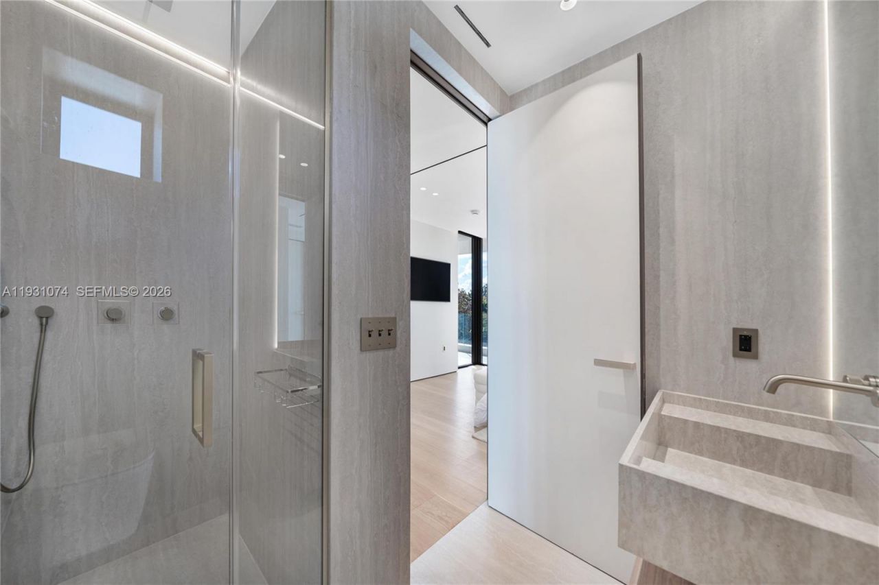 1045 W 47th Ct, Miami Beach, FL 33140 Photo