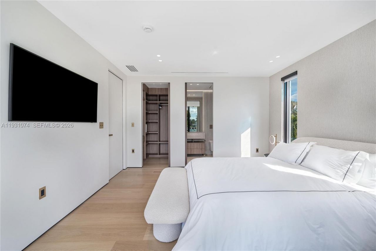 1045 W 47th Ct, Miami Beach, FL 33140 Photo