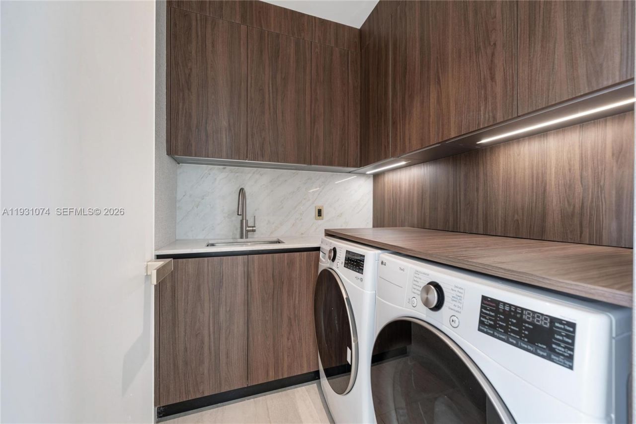 1045 W 47th Ct, Miami Beach, FL 33140 Photo